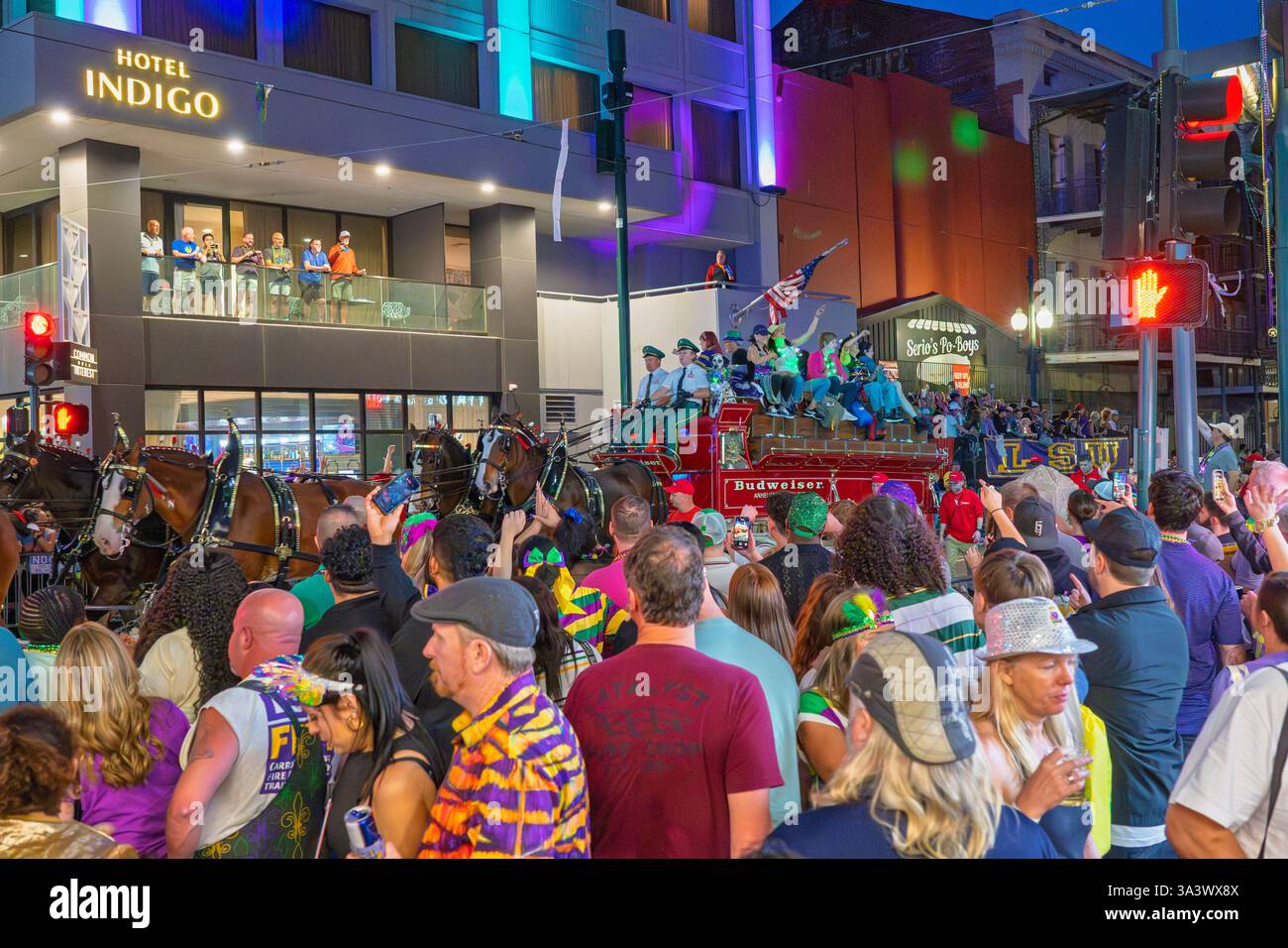 New Orleans, Louisiana, USA 1. März 2025 Mardi Gras Budweiser Float Hotel Indigo Peaple Handypferde Stockfoto