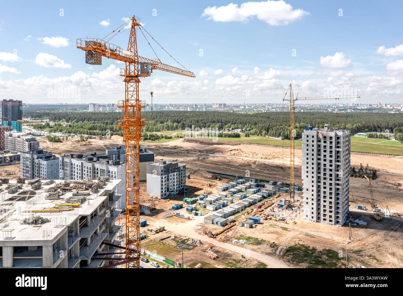 Bau von Mehrfamilienhäusern im neuen städtischen Wohngebiet. Luftaufnahme. Stockfoto