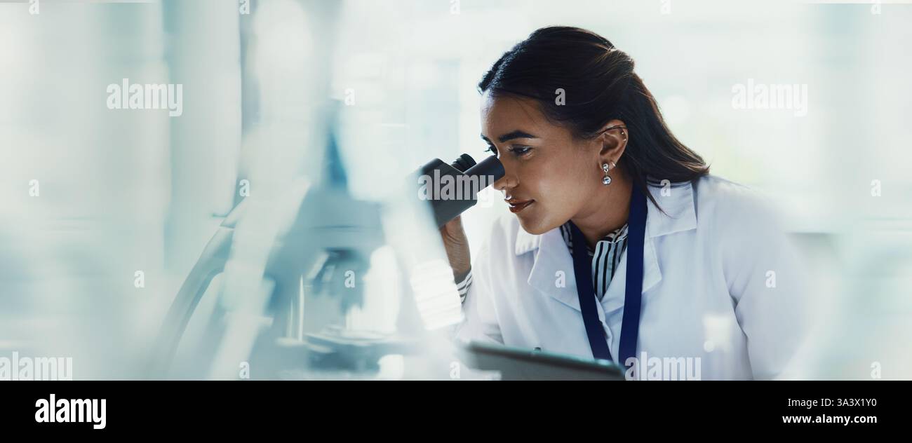 Wissenschaftlerin, Frau und Tablette mit Mikroskop für die forensische, testechnische und medizinische Forschung. Pathologie, Labor und Analyse mit Dateninspektion für Stockfoto