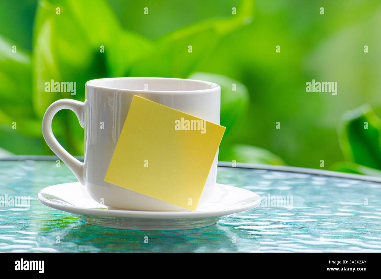 Klebender Notizblock auf weißem Becher. Passen Sie Platz für Text oder Ideen an. Stockfoto