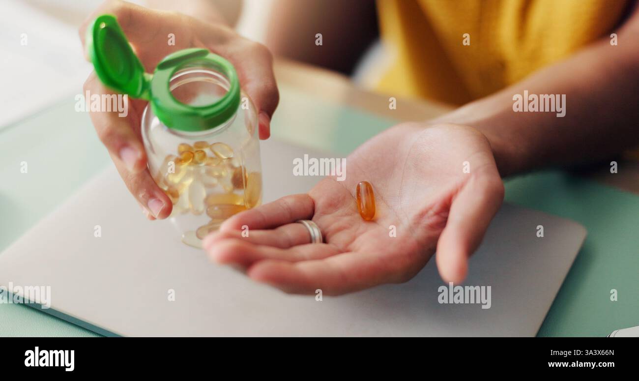 Mitarbeiter, Medikamente und Hände mit Pillen im Büro für verschreibungspflichtige Medikamente, medizinische Behandlung und Kapseldosierung. Gesundheitswesen, Geschäftsleute und Stockfoto