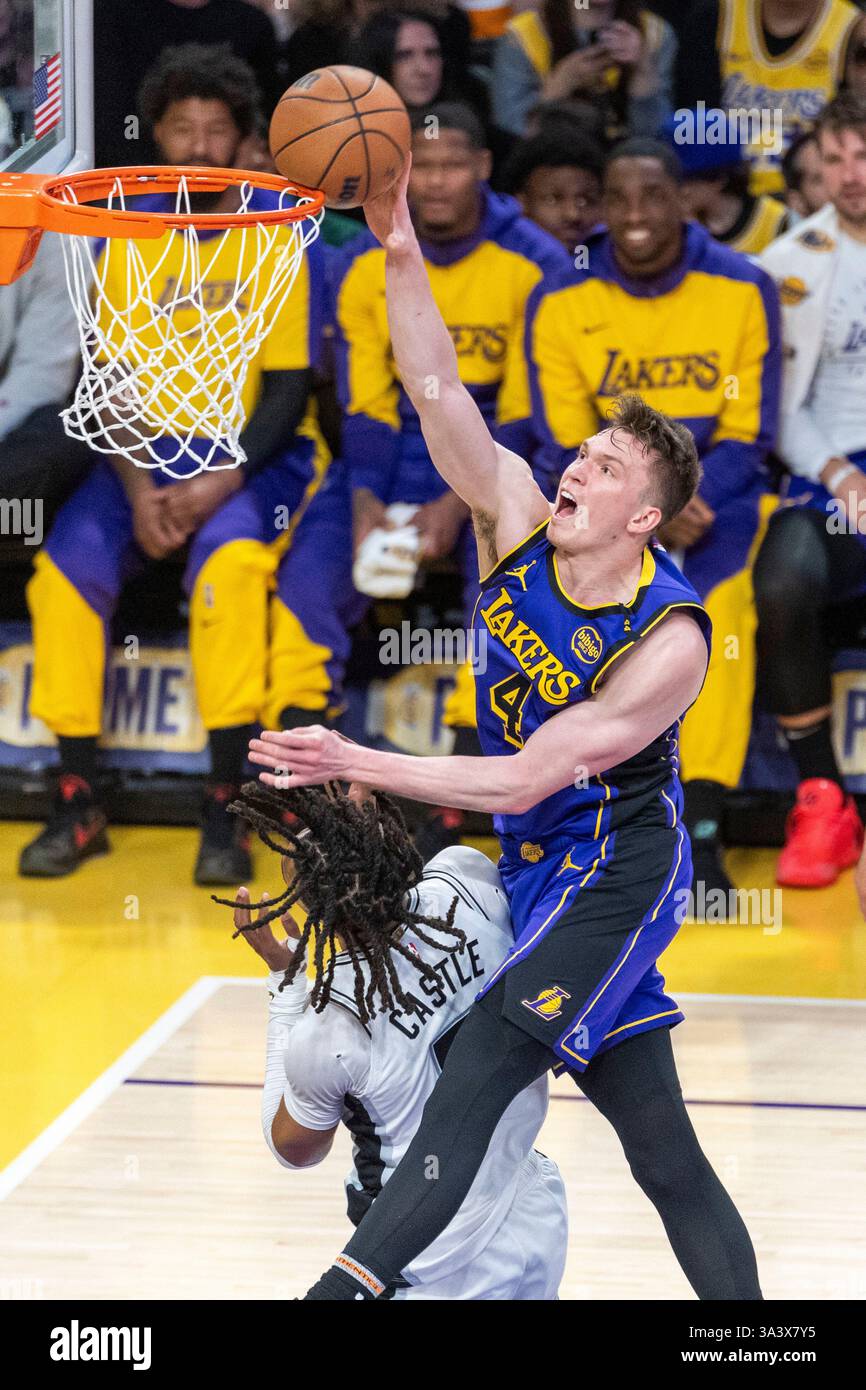Los Angeles, USA. März 2025. Dalton Knecht (R) von Los Angeles Lakers dunkel während des NBA-Spiels 2024-2025 zwischen Los Angeles Lakers und San Antonio Spurs in Los Angeles, USA, am 17. März 2025. Quelle: Ringo Chiu/Xinhua/Alamy Live News Stockfoto