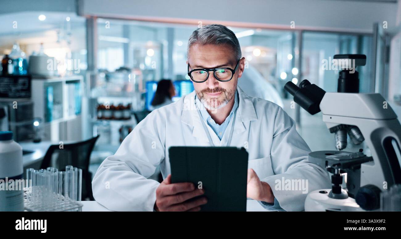 Reifer Mann, Wissenschaftler und Tablette im Labor für medizinische Forschung mit menschlicher Genomsequenz. Person, Touchscreen und klinische Studie mit Stockfoto