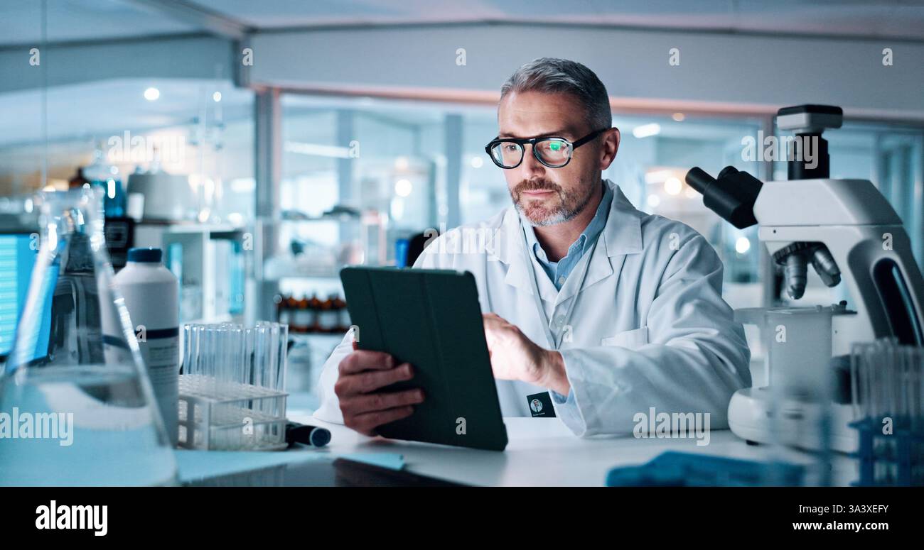 Reifer Mann, Wissenschaft und Tablette im Labor für medizinische Forschung mit DNA für die menschliche Genomsequenz. Person, Touchscreen und klinische Studie mit App Stockfoto