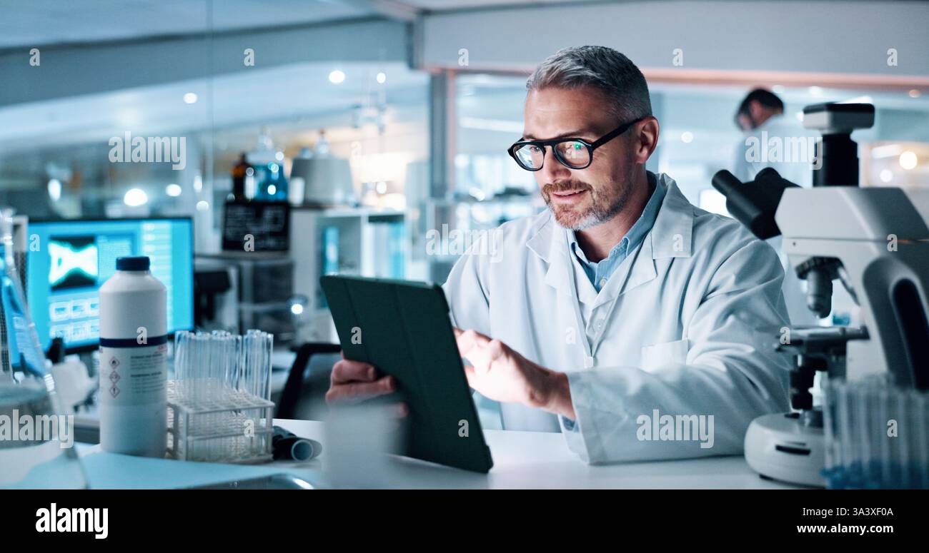 Reifer Mann, Tablette und Lächeln im Labor für medizinische Forschung mit DNA für die menschliche Genomsequenz. Person, Touchscreen und klinische Studie mit Anwendung Stockfoto