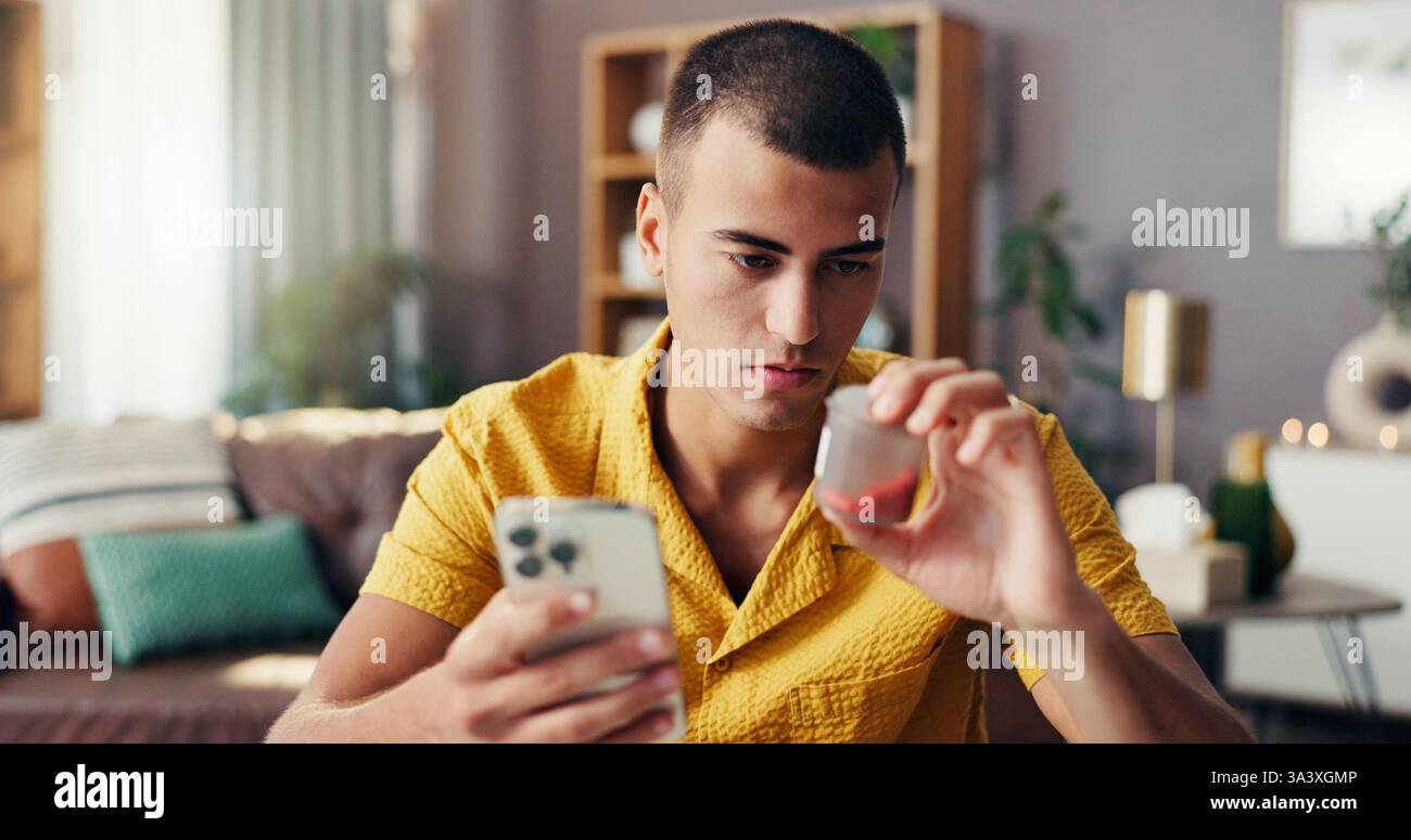 Medizin, Mann und Telefon Internet mit Pillen suchen nach Dosierungsanweisungen, Gesundheitssymptome oder Behandlungsinformationen. FAQ, Smartphone und mobile App für Stockfoto