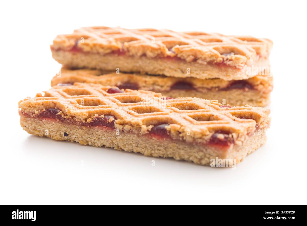 Süßer linzer Kuchen isoliert auf weißem Hintergrund. Stockfoto