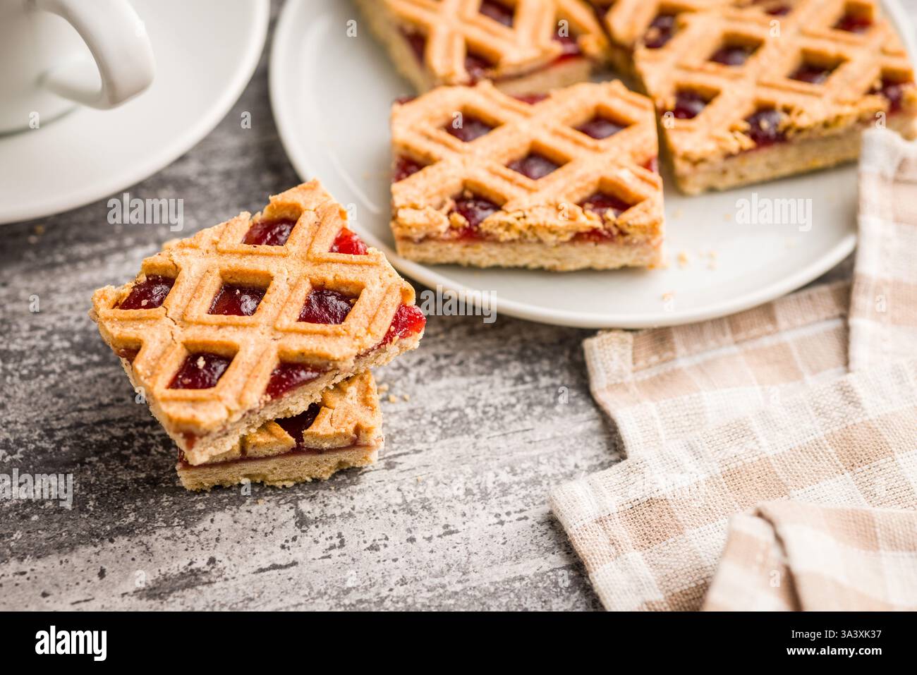 Süßer linzer Kuchen auf einem Küchentisch. Stockfoto