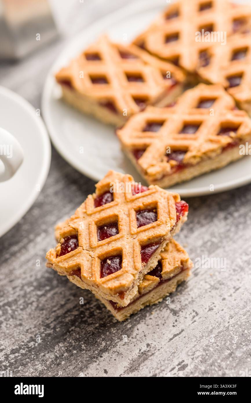 Süßer linzer Kuchen auf einem Küchentisch. Stockfoto