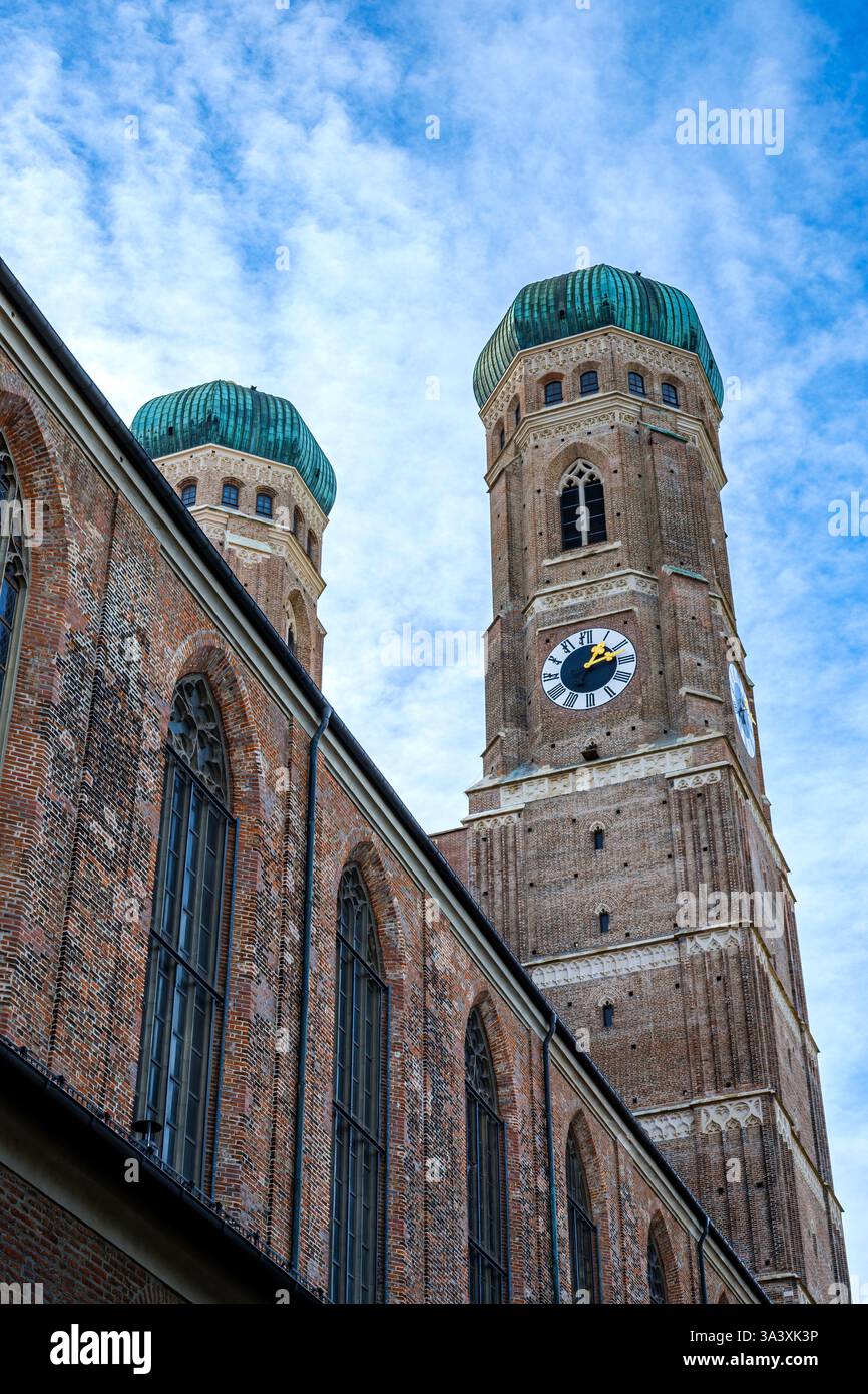 Die Frauenkirche, auch Münchner Dom genannt, ist eine spätgotische Kirche am Frauenplatz im historischen Zentrum Münchens. Stockfoto