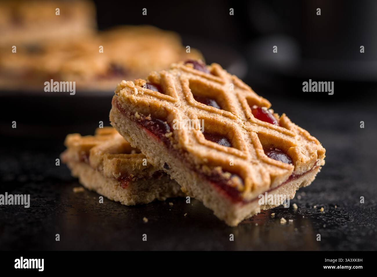 Süßer linzer Kuchen auf einem schwarzen Tisch. Stockfoto