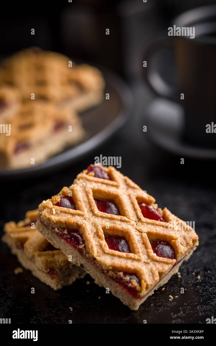 Süßer linzer Kuchen auf einem schwarzen Tisch. Stockfoto