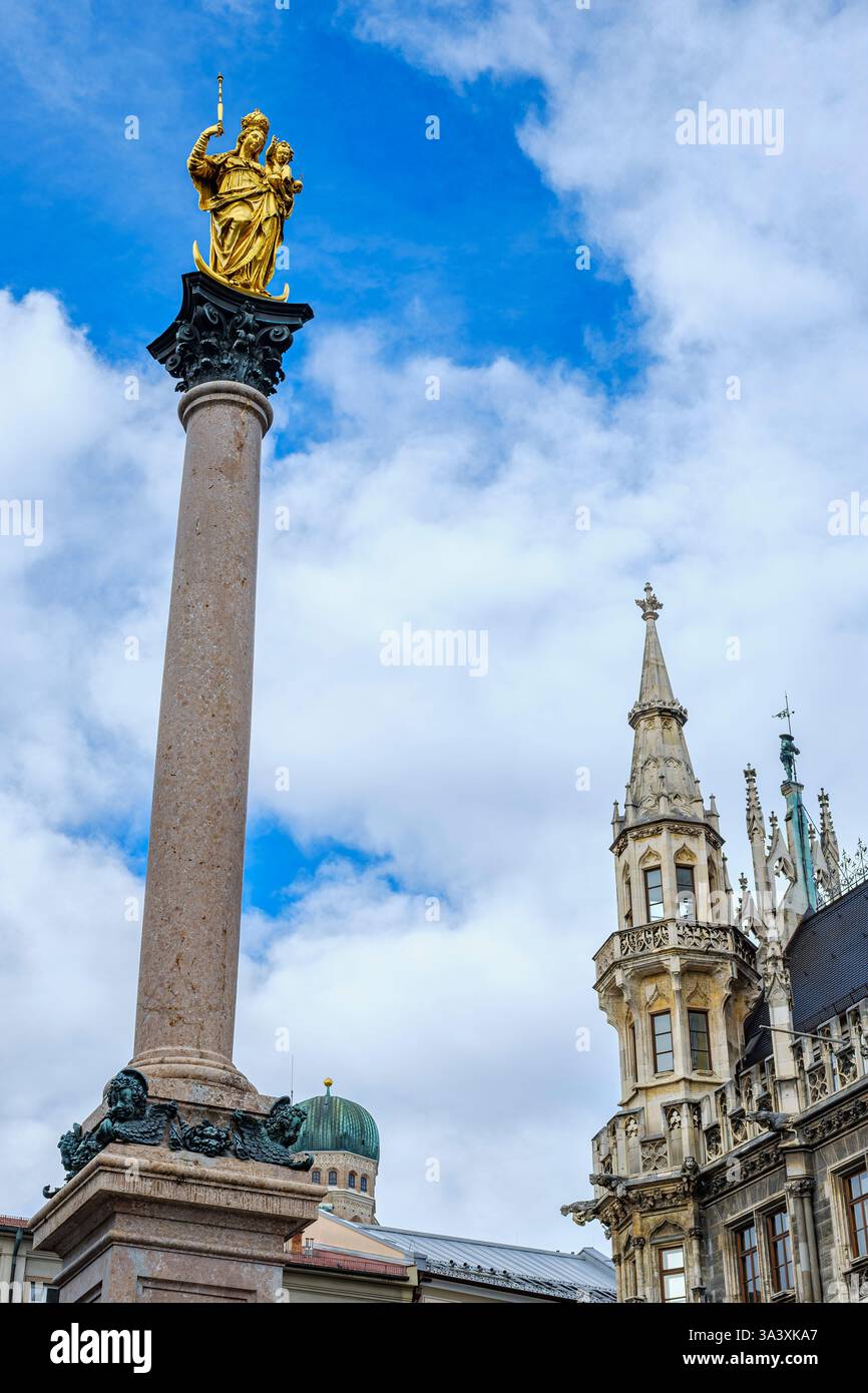 Die Mariensäule am Marienplatz, im Hintergrund das neue Rathaus und die Frauenkirche, München, Bayern. Stockfoto