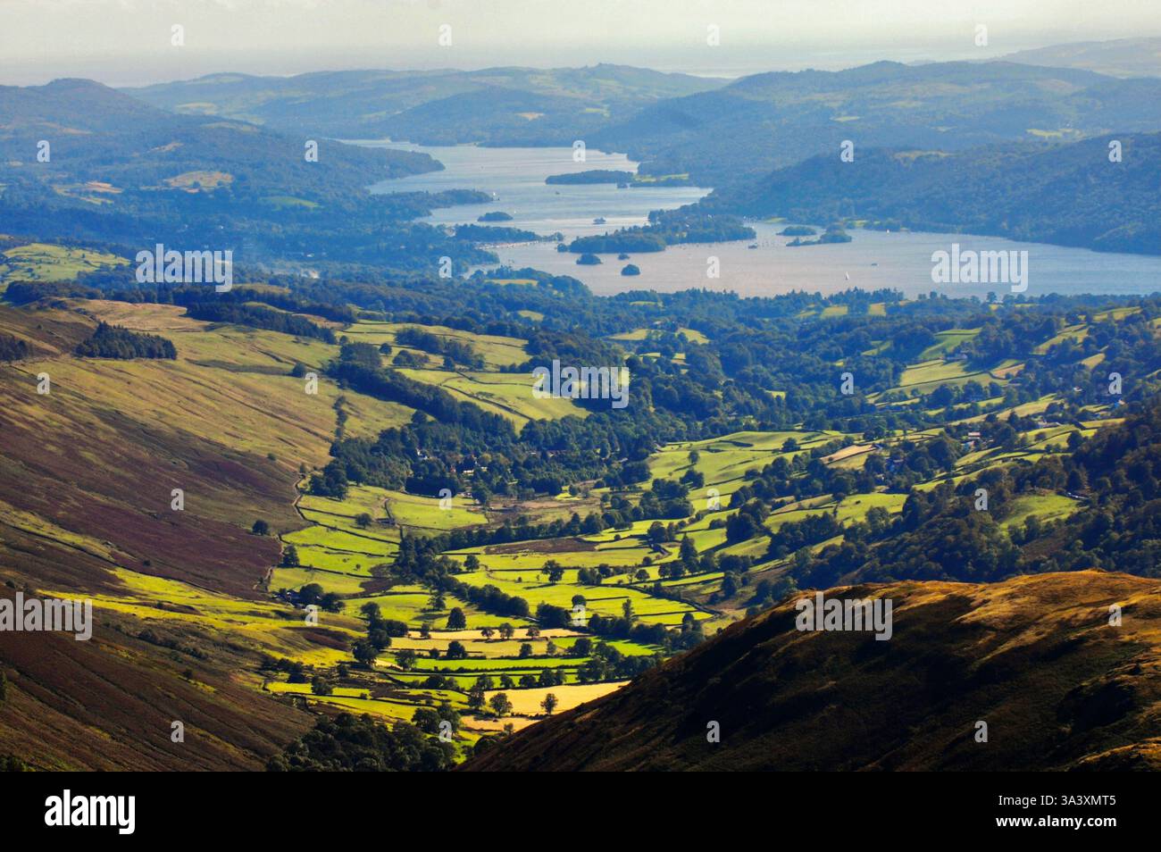 Das Foto zeigt den Blick von Yoke in Richtung Lake Windermere auf dem Kentmere Horseshoe Trail im Lake District, Cumbria, England. ROB GILHOOLY PH Stockfoto
