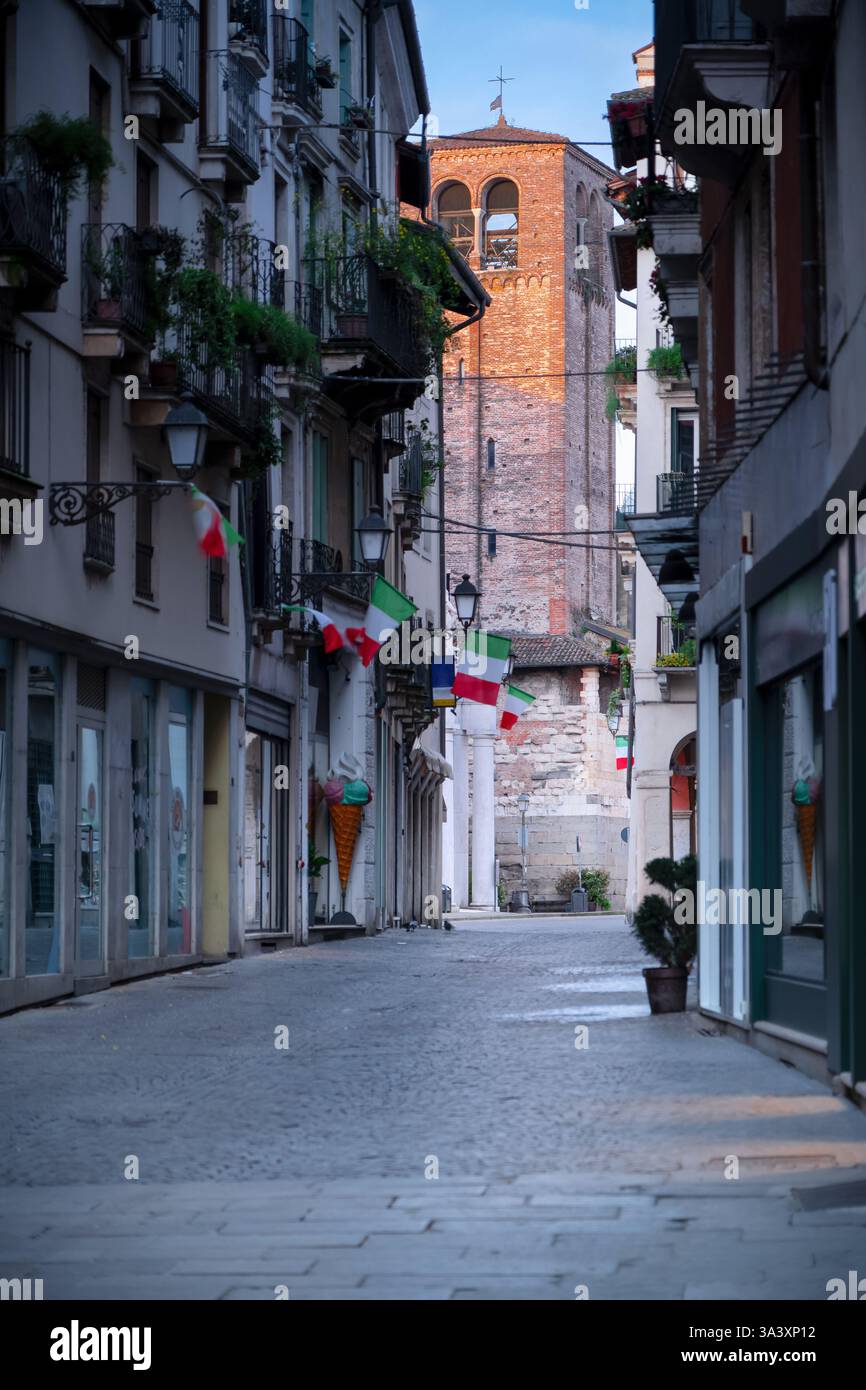 Enge Straße in Italien. Region Vicenza Veneto. Italienische Flaggen. Stockfoto