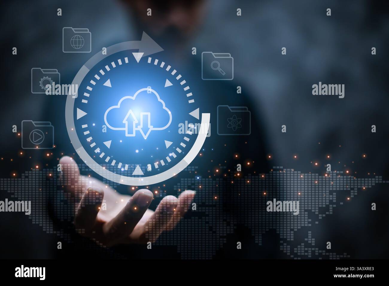 Das Cloud-Computing-Diagramm wird auf der Hand des Menschen dargestellt. Cloud-Technologie. Datenspeicherung. Netzwerk- und Internetservicekonzept. Technologien, die die Welt verbinden Stockfoto