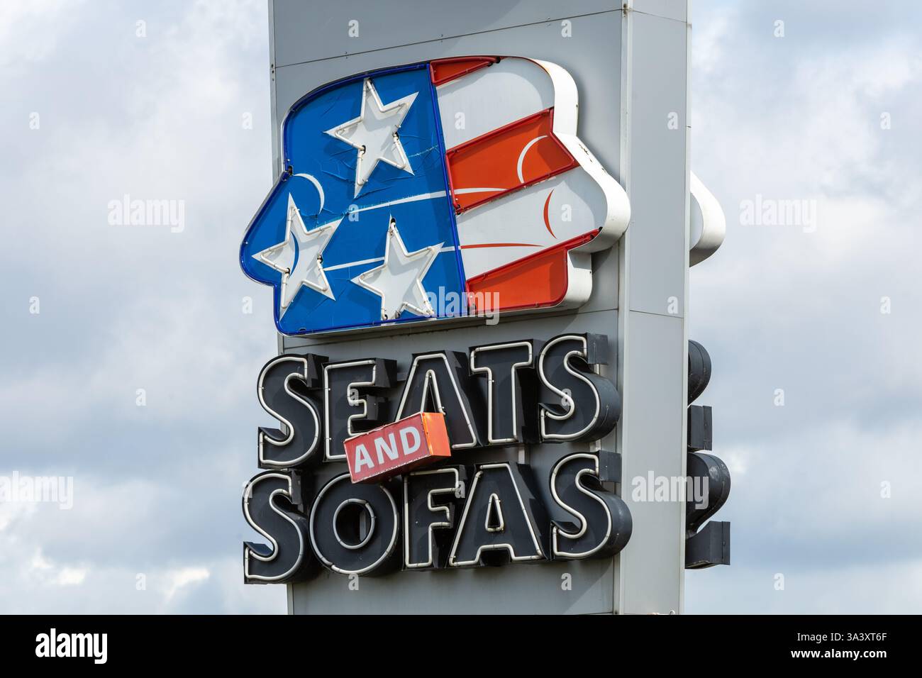 Logo für Sitze und Sofas an einer Stange neben dem Geschäft. Sitze und Sofas ist der europäische Spezialist für Sitzmöbel. Stockfoto