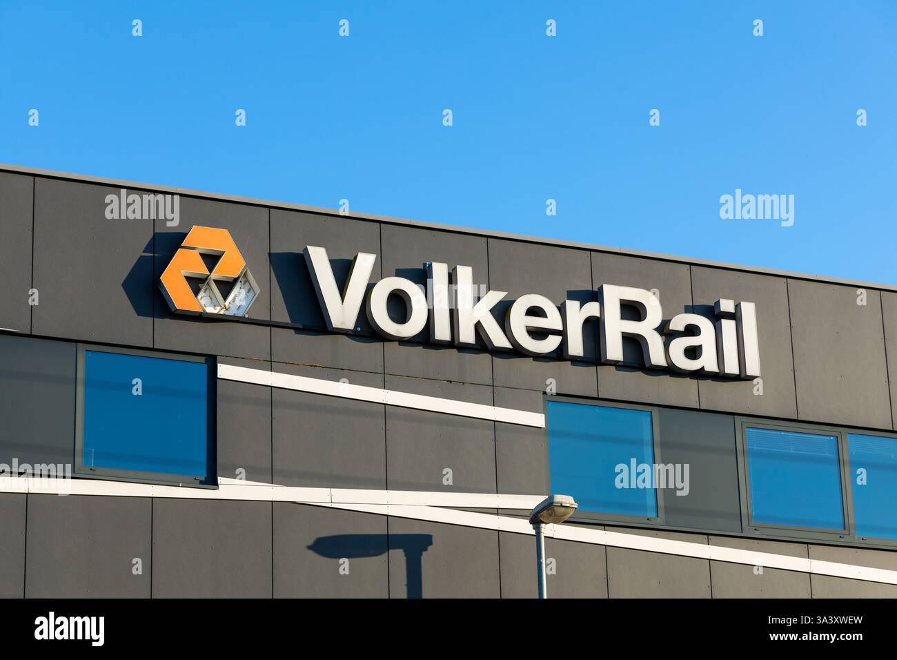 VolkerRail-Logo-Schild. VolkerRail ist ein spezialisiertes Eisenbahninfrastrukturunternehmen. Übergeordnete Organisationen: VolkerWessels. Stockfoto