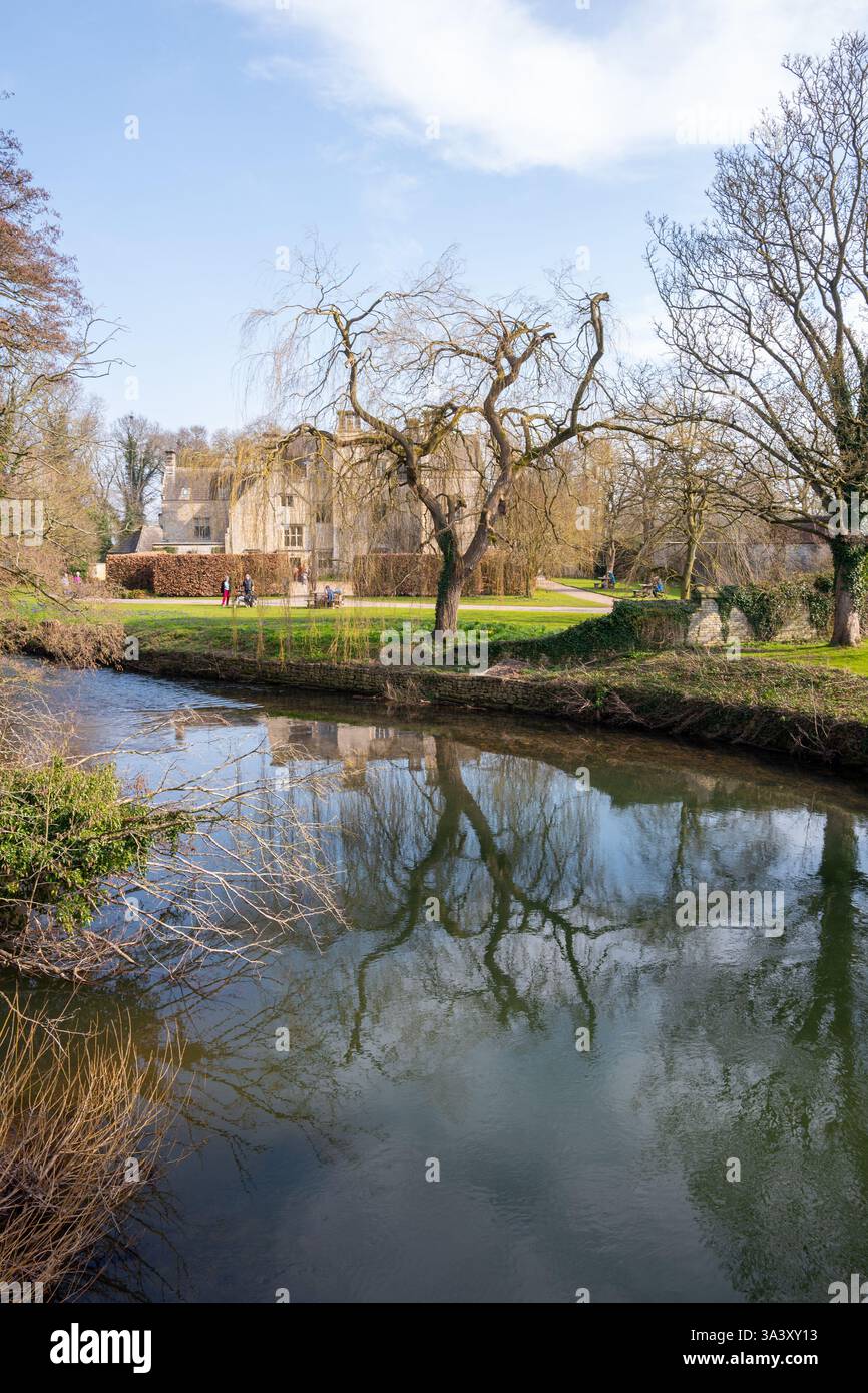 Nunnington Hall, ein Landhaus im englischen County North Yorkshire, liegt am Ufer des Flusses Rye. Stockfoto