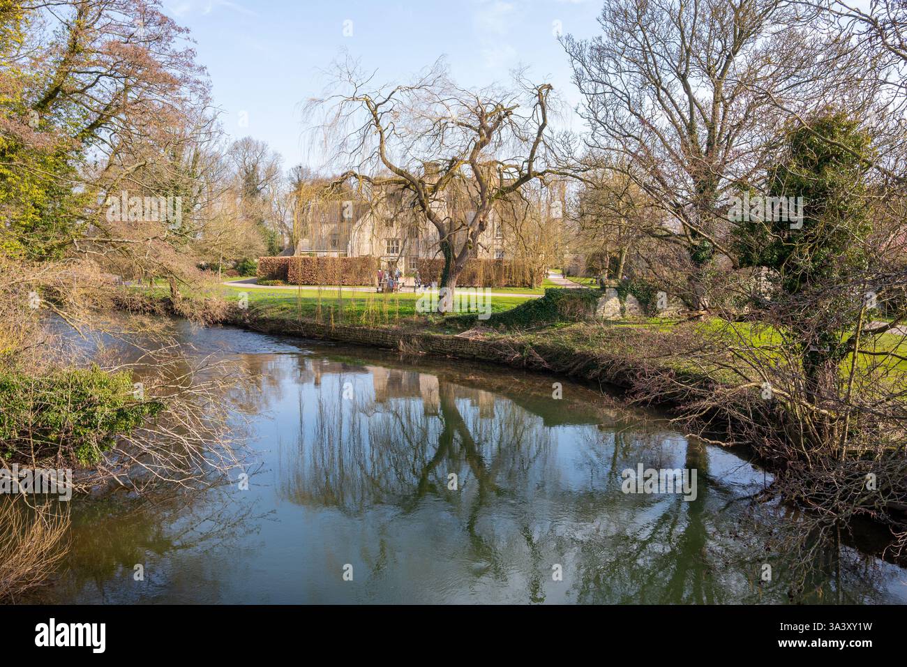 Nunnington Hall, ein Landhaus im englischen County North Yorkshire, liegt am Ufer des Flusses Rye. Stockfoto