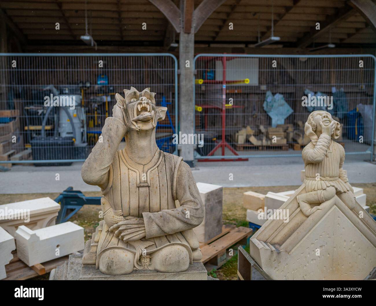 Beispiele feiner Steinmetzarbeiten auf Kalksteinfiguren in der Werkstatt des Yorker Pfarrers oder der Kathedrale. Stockfoto