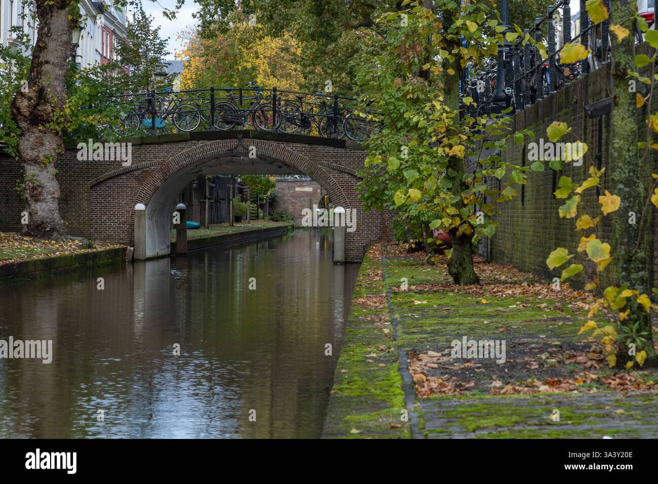 Nieuwegracht und Brücke. Die Nieuwegracht ist einer der berühmtesten Kanäle im Stadtzentrum der niederländischen Stadt Utrecht. Stockfoto