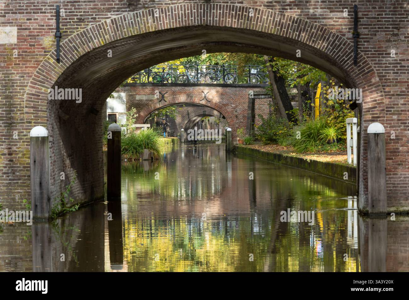 Nieuwegracht und Brücke. Die Nieuwegracht ist einer der berühmtesten Kanäle im Stadtzentrum der niederländischen Stadt Utrecht. Stockfoto