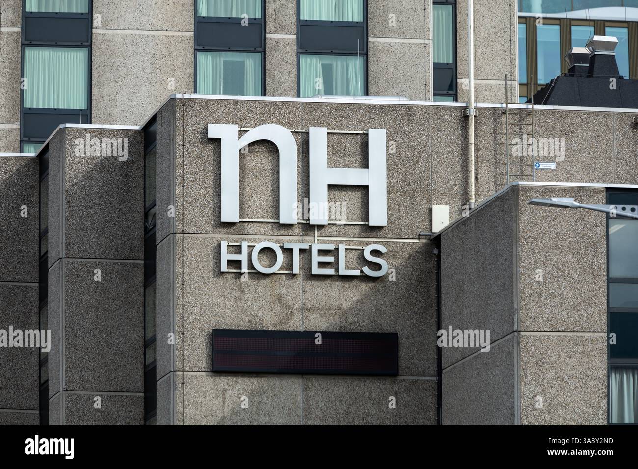 NH Hotels Gebäude. Das NH Hotel ist heute ein Benchmark-Betreiber von Stadthotels in Europa und Lateinamerika. Es betreibt mehr als 350 Hotels Stockfoto