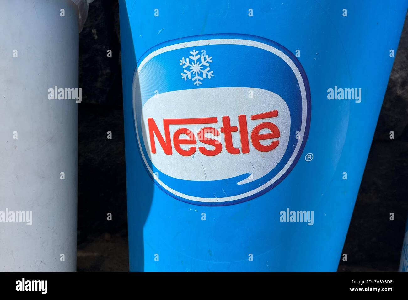 Nestlé Markenbin in Costa Adeje. Teneriffa, Kanarische Inseln, Spanien. Februar 2025. - Smartphone-aufgenommenes Stockfoto