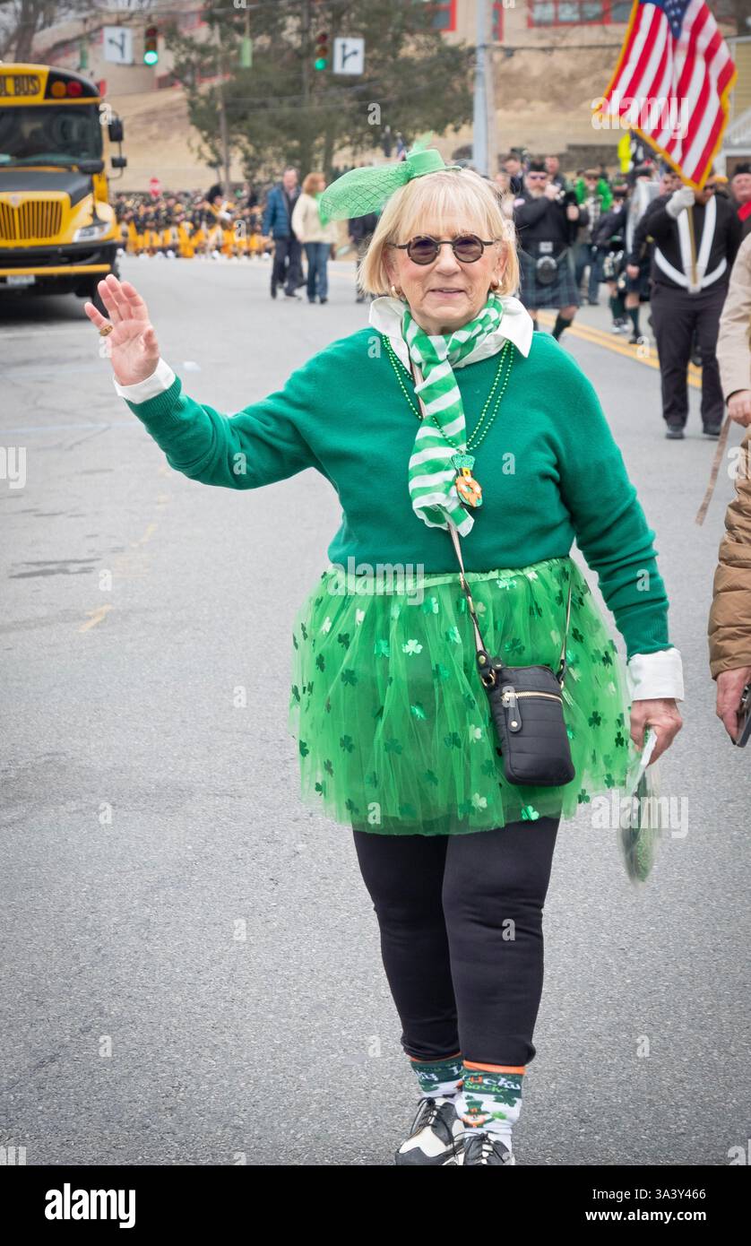 Eine ältere Frau in Grün marschierte 2025 bei der St. Patrick's Day Parade in Peekskill, Westchester, New York. Stockfoto