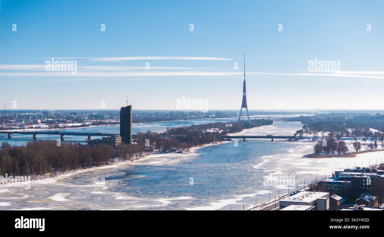 Winterblick auf Riga mit Daugava und Fernsehturm Stockfoto