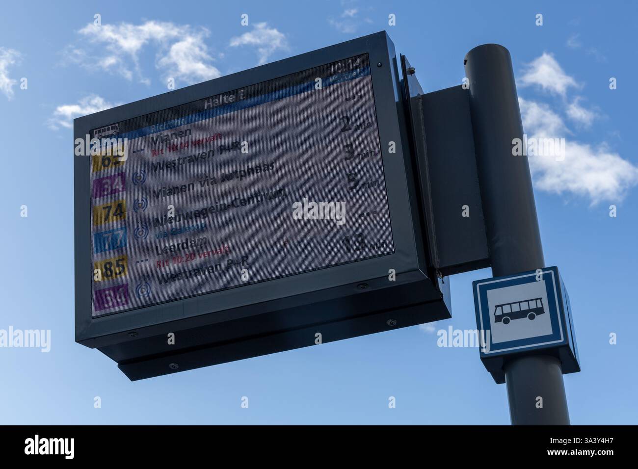 Bushaltestelle mit LED-Display, Ziel Bilthoven Utrecht CS. Ankündigung: Bundesweiter gewerkschaftsstreik öffentlicher Verkehrsmittel. Stockfoto