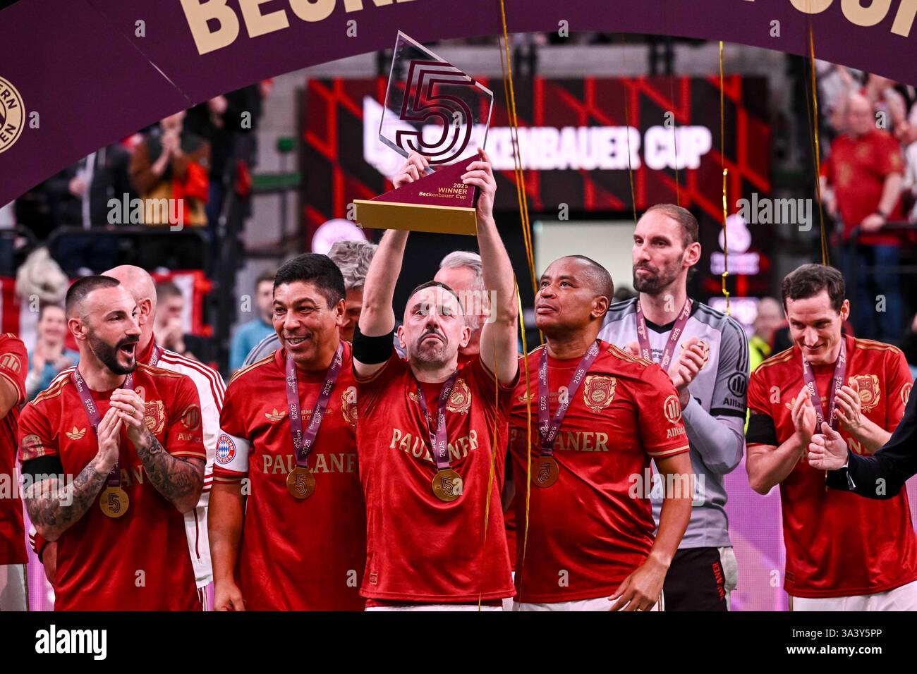 München, Deutschland. März 2025. Fußball: FC Bayern München Gedenkturnier für Franz Beckenbauer, Münchner Frank Ribery und sein Team mit der Siegertrophäe organisiert der deutsche Rekordmeister das kleine Hallenturnier Beckenbauer Cup mit seinem Legendenteam sowie Real Madrid und Borussia Dortmund, SAP Garden. Vermerk: Harry langer/dpa/Alamy Live News Stockfoto