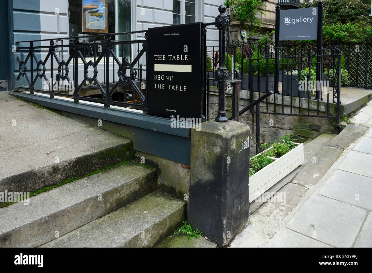 Eingangsbereich und Kellereingang von Under the Table, dem neuen Restaurant von Koch Sean Clark und Paul O'Donoghue, Edinburgh, Schottland, UK Stockfoto