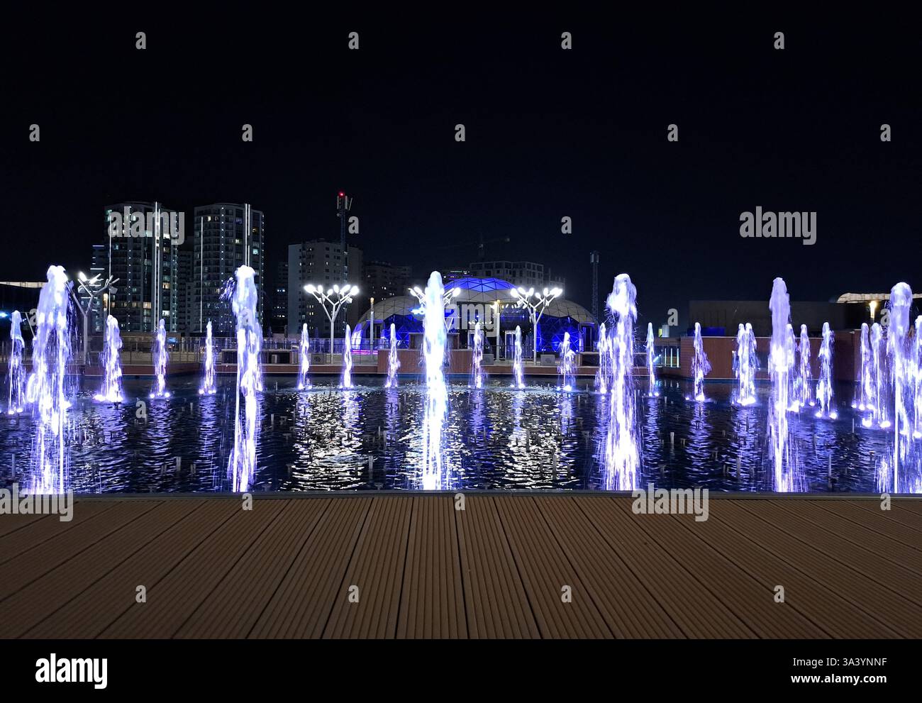 Die Schönheit des Iran, der Iran Mall, Teheran. Nachtblick auf den Wasserbrunnen! - Smartphone-aufgenommenes Stockfoto