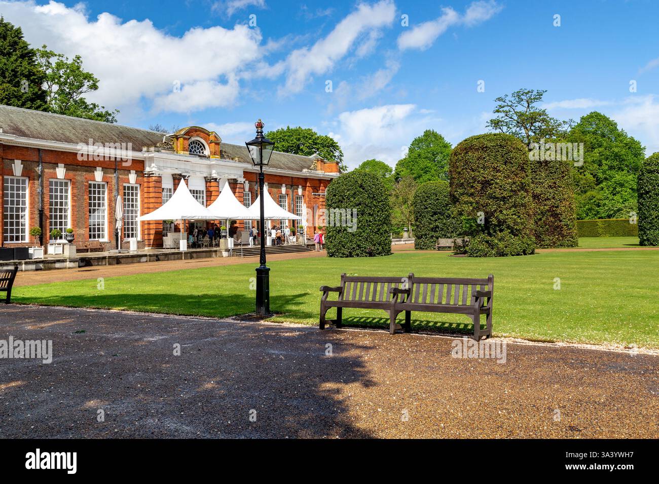 LONDON, GROSSBRITANNIEN - 10. MAI 2014: Dies ist das Orangerie-Gebäude in der Nähe des Kensington Palace in den Kensington Gardens. Stockfoto