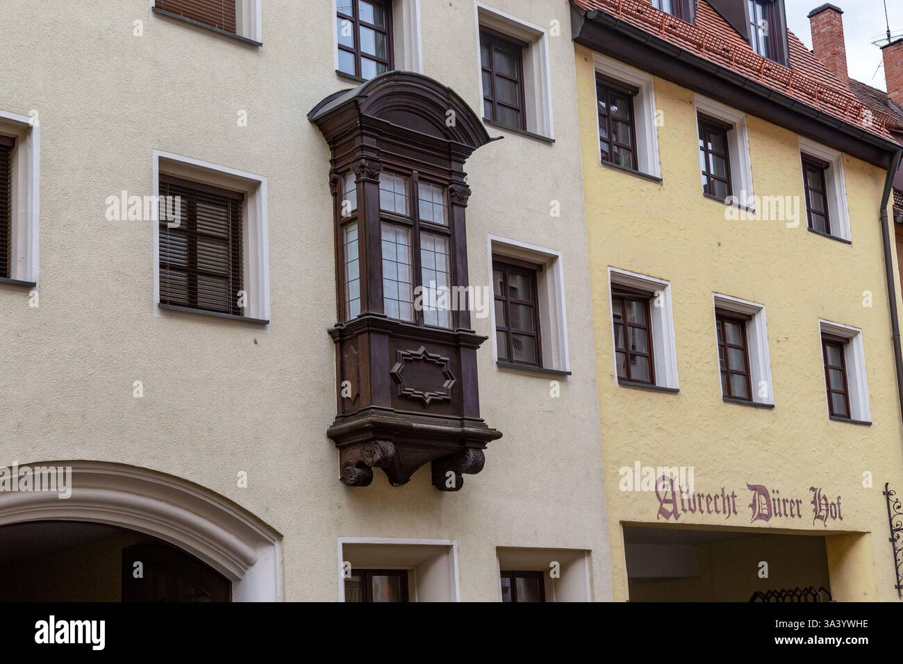 NÜRNBERG, DEUTSCHLAND - 27. OKTOBER 2023: Charakteristisch für die Architektur der Stadt ist das Erkerfenster an alten Häusern, eines davon. Stockfoto