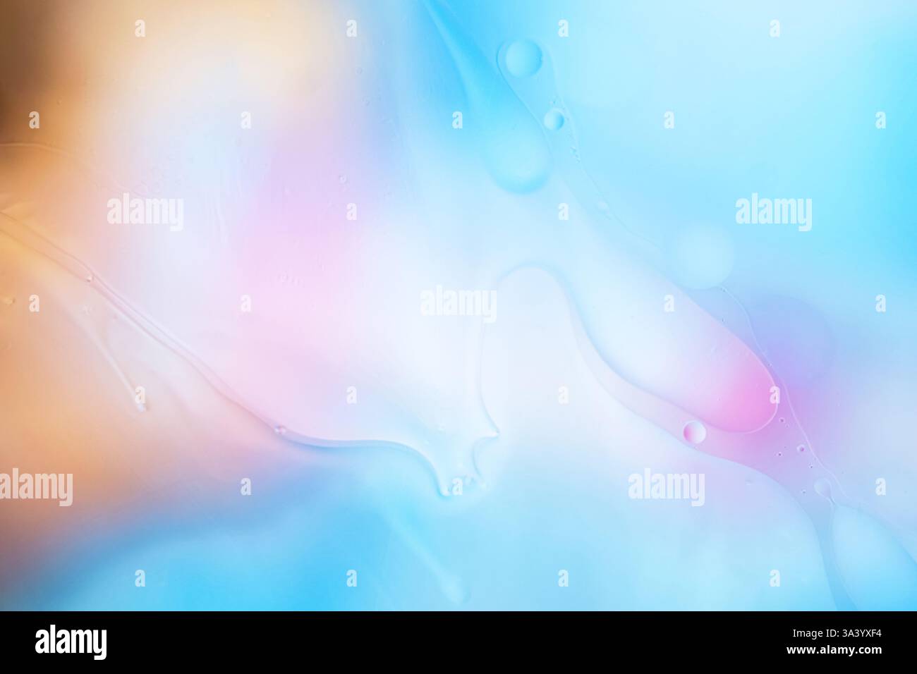 Zarte Schimmer in Blau, Pink und Beige schaffen einen weichen abstrakten Hintergrund. Flüssige Formen und Blasen verleihen dem Bild Tiefe und Leichtigkeit. Mac Stockfoto