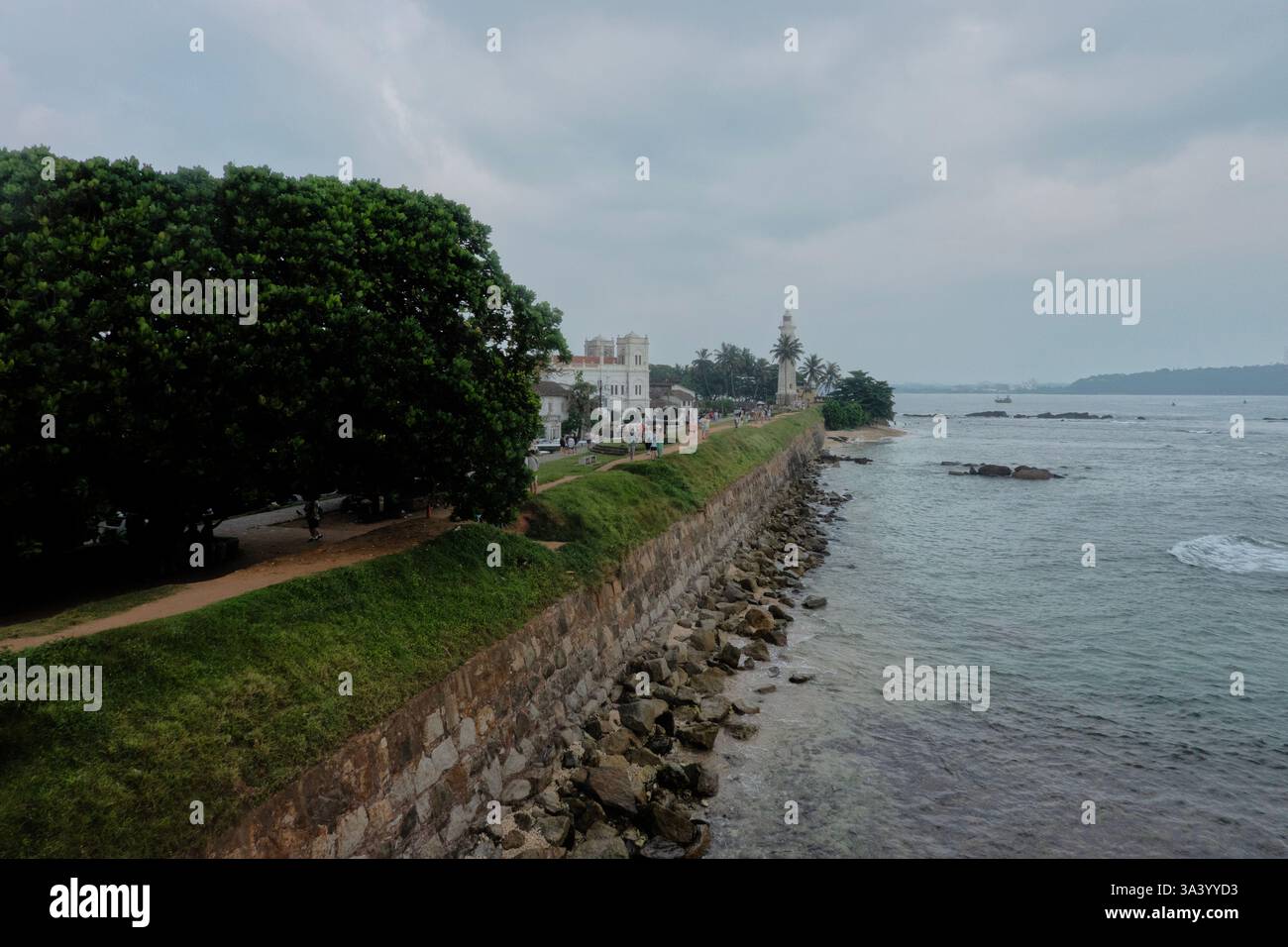 Blick auf den historischen Leuchtturm von Galle und die Galle Fort Moschee, Galle, Sri Lanka Stockfoto