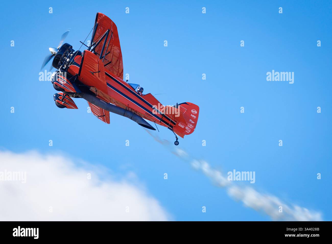 Jarrod Lindemann im Jet-Triebwerk spielte Waco Doppeldecker auf der NAS Oceana Airshow 2024 in Virginia Beach, Virginia. Stockfoto