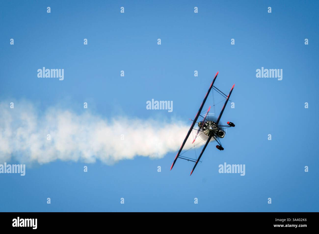 Jarrod Lindemann hatte in seinem Jet Waco Doppeldecker auf der NAS Oceana Airshow 2024 in Virginia Beach, Virginia. Stockfoto