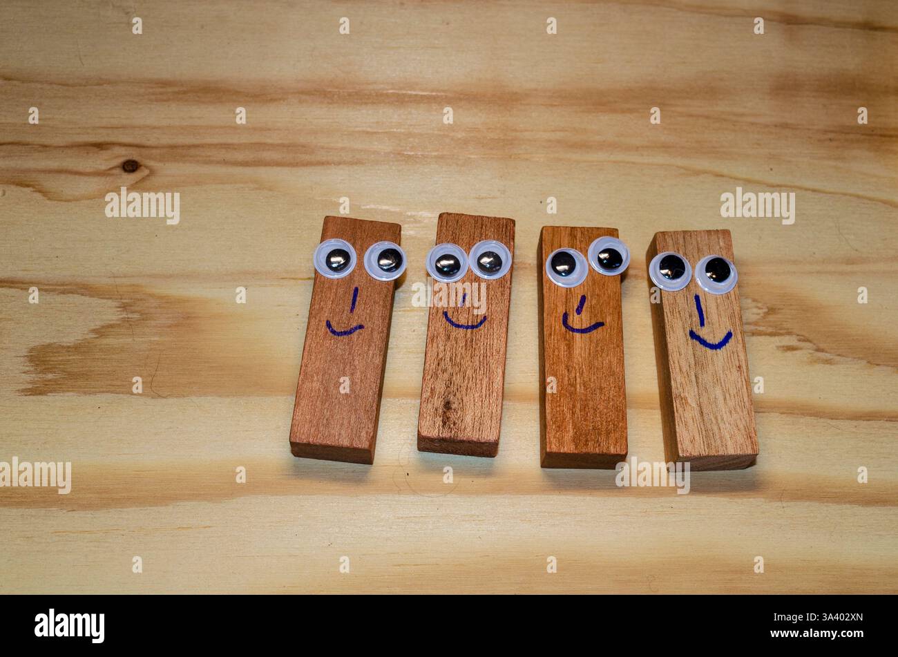 Holzblöcke, die das Konzept der Freundschaft oder Teamarbeit und menschlichen Beziehungen zeigen Stockfoto
