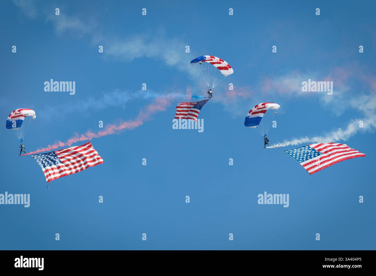 Das Skydive Suffolk Demonstration Team mit drei amerikanischen Flaggen zur Eröffnung der Oceana Airshow 2024 in Virginia Beach, Virginia. Stockfoto