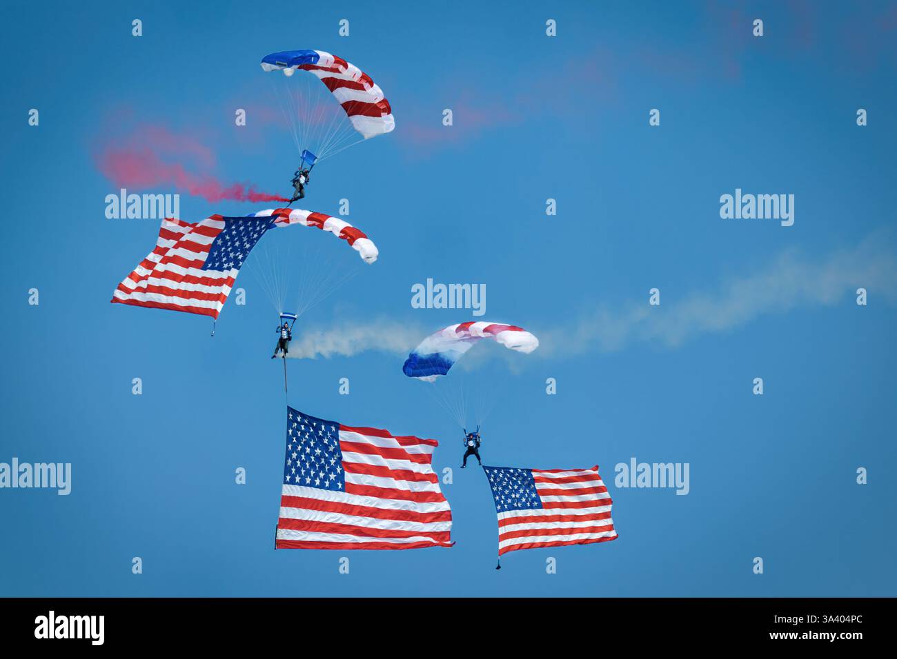 Das Skydive Suffolk Demonstration Team mit drei amerikanischen Flaggen zur Eröffnung der Oceana Airshow 2024 in Virginia Beach, Virginia. Stockfoto