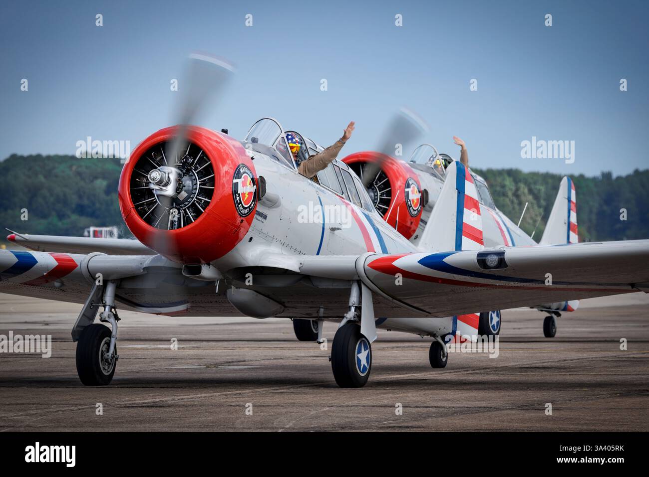 Warbird Thunder, nach ihrer Show, in zwei nordamerikanischen SNJ's auf der Oceana Airshow 2024 in Virginia Beach, Virginia. Stockfoto
