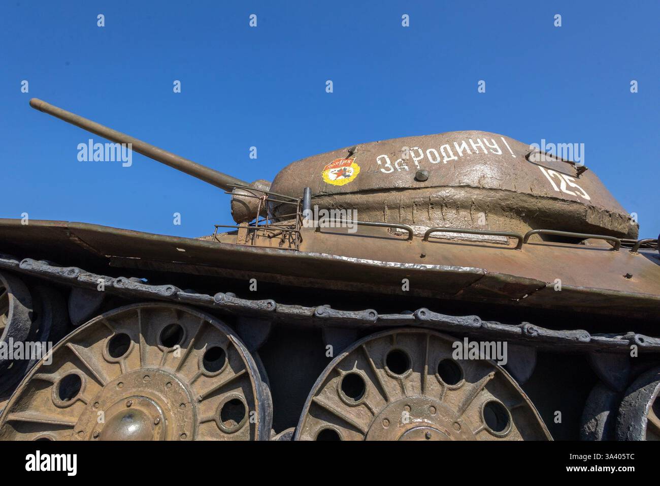 Schienen, Kanonen und Turm eines ehemaligen Panzers der Sowjetarmee T-34 Stockfoto