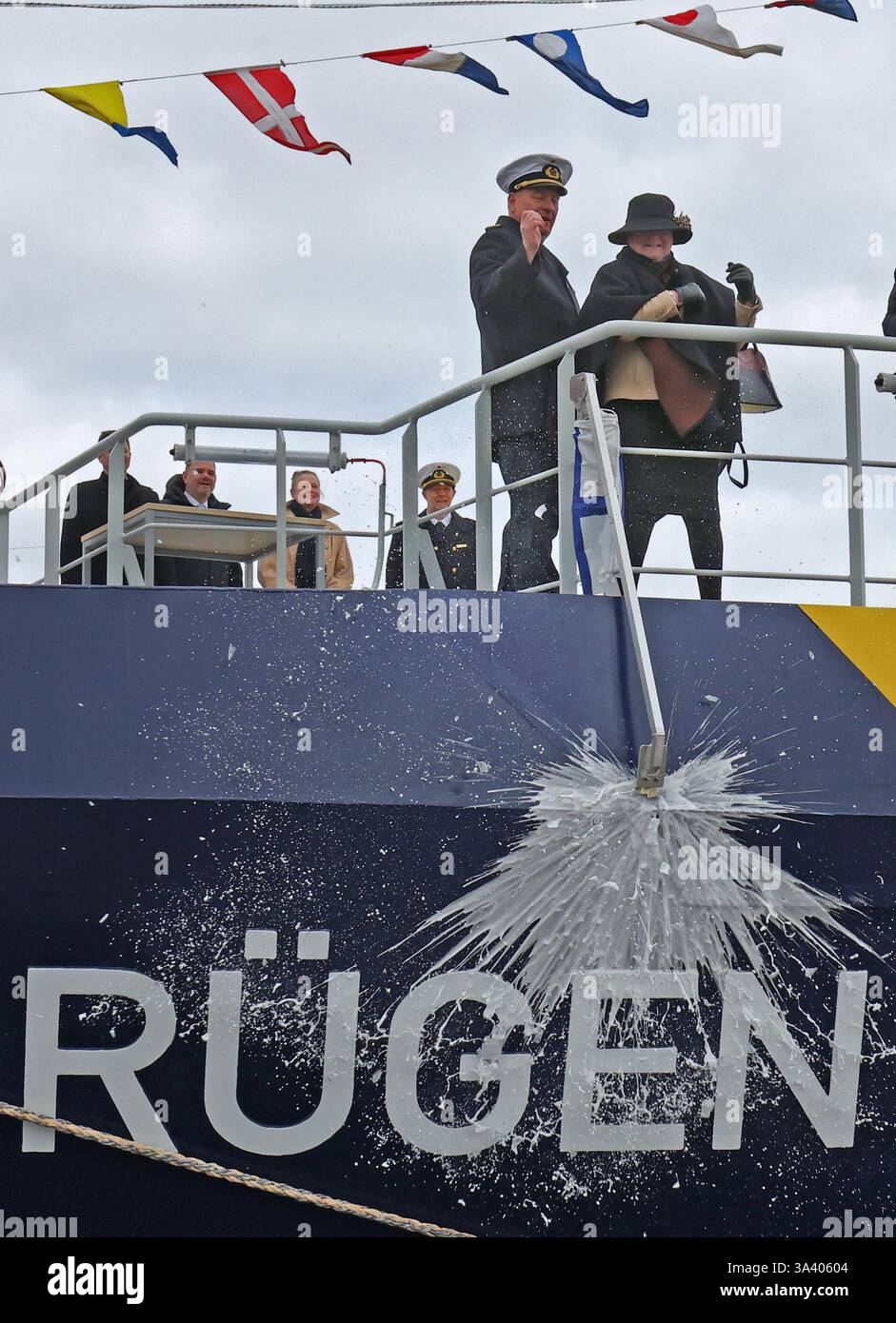 Stralsund, Deutschland. März 2025. Das neue Zollschiff „Rügen“ wird im Stadthafen von Gerold Laartz (l), Kapitän, und Colette Hercher, ehemalige Patenmutter und Präsidentin der Allgemeinen Zolldirektion feierlich getauft und in Betrieb genommen. Der 67,20 Meter lange „Rügen“ mit alternativem LNG-Antrieb wurde auf der Fassmer Werft in Bern (Niedersachsen) gebaut und soll in Lubmin stationiert werden. Quelle: Bernd Wüstneck/dpa/Alamy Live News Stockfoto