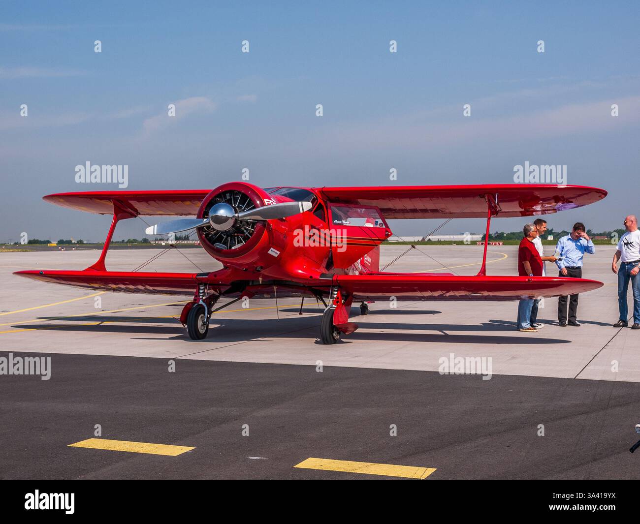 Belin, Deutschland - 11. Juni 2010: Beechcraft Model 17S Staggerwing (N69H) amerikanischer Doppeldecker mit einem atypischen negativen Flügelstaffeln auf der Berliner Flugschau ( Stockfoto