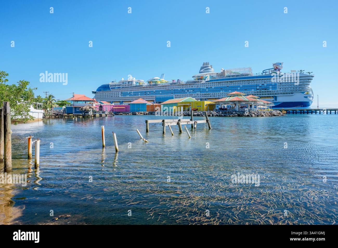 Kreuzfahrtschiff am Hafen von Coxen Hole auf der Insel oder Roatan, Honduras Stockfoto