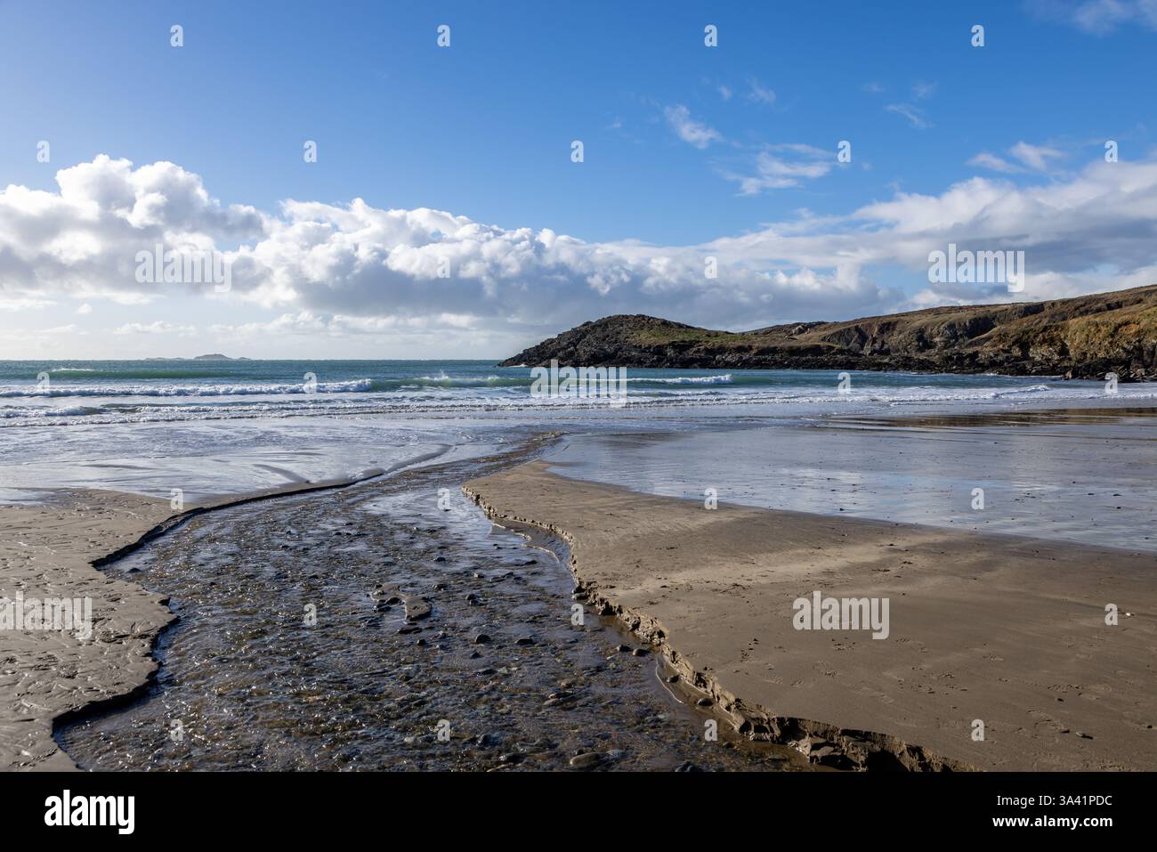 Der Strand an der Whitesands Bay in der Nähe von St. David's in Pembrokeshire, mit einem blauen Himmel über dem Kopf Stockfoto